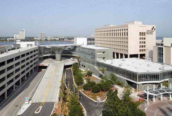 Exterior photo of 浸信会心脏医院. Streets leading into entrance and parking garage.